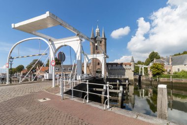 Hollanda 'daki Zierikzee' ye giden bir köprü. Eski bir köprüden yüksek kaliteli fotoğraf.