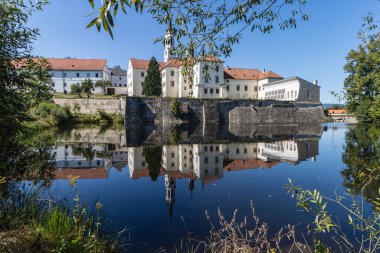 Vissy Brod 'daki eski tarihi manastır. Çek Cumhuriyeti 'nin güneyindeki bir manastırdan yüksek kaliteli fotoğraf..