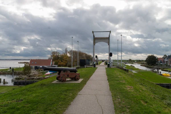 オランダの湖で素敵な橋 木製の橋からの高品質の写真 — ストック写真