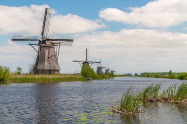 Mills, Hollanda Kinderdijk 'te. Hollanda 'daki Mills' ten yüksek kaliteli fotoğraf.