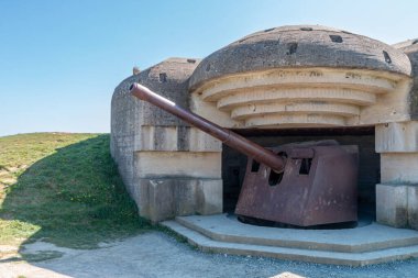 İkinci Dünya Savaşı 'nda Normandie' de bulunan eski bir Alman topu. Bir toptan yüksek kaliteli fotoğraf