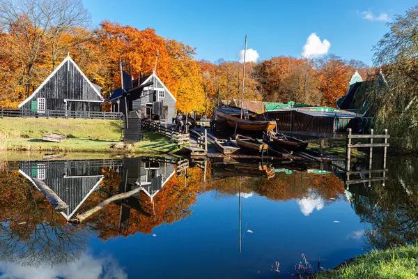 Hollanda 'da bir parkta eski bir ev. Yüksek kalite fotoğraf