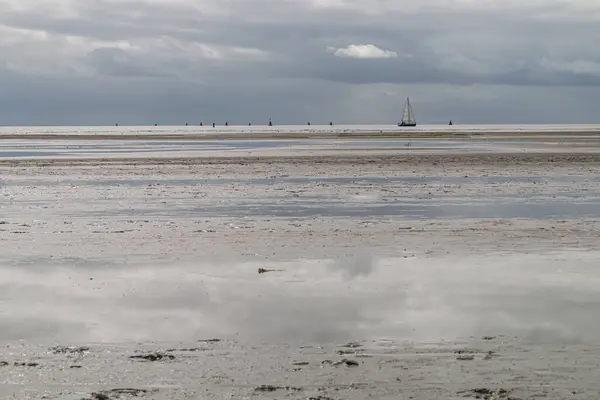 Terschelling 'deki bir sahilden deniz. Terschelling 'deki bir plajdan yüksek kaliteli fotoğraf.