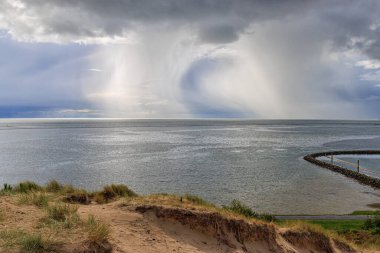 Hollanda 'daki Terschelling adasının yanındaki deniz. Terschelling 'den yüksek kaliteli bir fotoğraf..