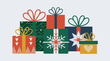 Kar taneleri, kırmızı, yeşil ve mavi tonlarda ağaçlar gibi geleneksel sembollerle çoklu Noel hediyeleri. Mevsimlik afişler, web tasarımları veya davetiyeler için harika.