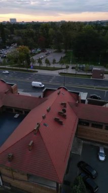 İnsansız hava aracı videosu, hareket halindeki arabalı şehir yolu, merkezi kubbeli kilise binası. Ulaşım konularında, kentsel belgesellerde, dini mimari içeriğinde, sinematik kurum sahnelerinde kullanım için.