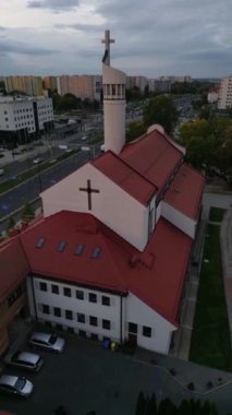 Havadan görüntüler farklı kubbeli ve kubbeli bir kilisenin üzerinde başlar. Yüksek katlı apartmanlar. Şehir planlama projelerinde kullanılmak üzere gayrimenkul tanıtımı, kültür mirası videoları, kentsel yaşam tarzı içeriği.