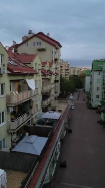 Yumuşak sabah ışığı altında şehir çatılarının huzurlu hava manzarası simetri ve kentsel yoğunluğu, kentsel planlama görselleri veya emlak portföyleri için ideal.