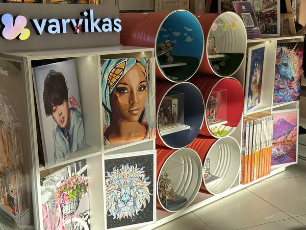 Varşova, Polonya - 28 Nisan 2025: Varvikas, benzersiz tasarım unsurları ile şık bir perakende satış mağazasında, portreler ve çizimler de dahil olmak üzere canlı sanat eserleri sergiliyor