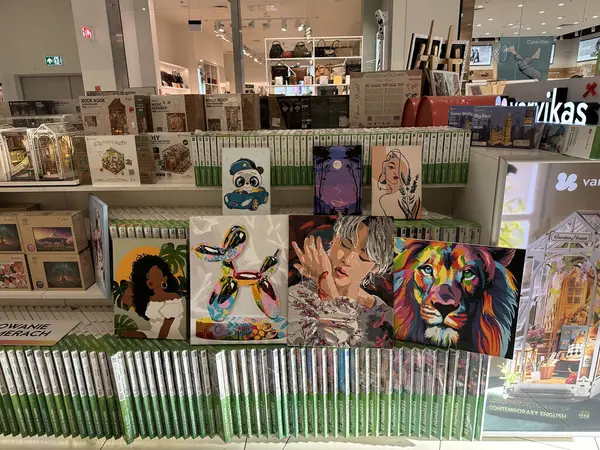 Varşova, Polonya - 28 Nisan 2025: Canlı sanat sergisi yaratıcı ambiyansla dolu çağdaş bir perakende satış alanında çeşitli çizimler ve resimler sergiliyor