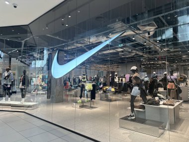 Varşova, Polonya - 28 Nisan 2025: Bir Nike mağazasının içinde çeşitli spor kıyafetleri ve ayakkabılar sergileniyor, şık tasarım ve canlı ürün düzenlemeleri ile spor meraklıları için ilgi çekici bir alışveriş ortamı yaratıyor.