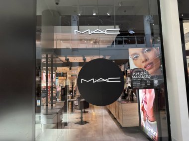 Varşova, Polonya - 28 Nisan 2025: MAC Kozmetik mağazası belirgin bir logo ve tanıtım resimleri sergiliyor, müşterileri canlı renkler ve modern tasarım estetikleriyle dolu şık bir güzellik alanına davet ediyor