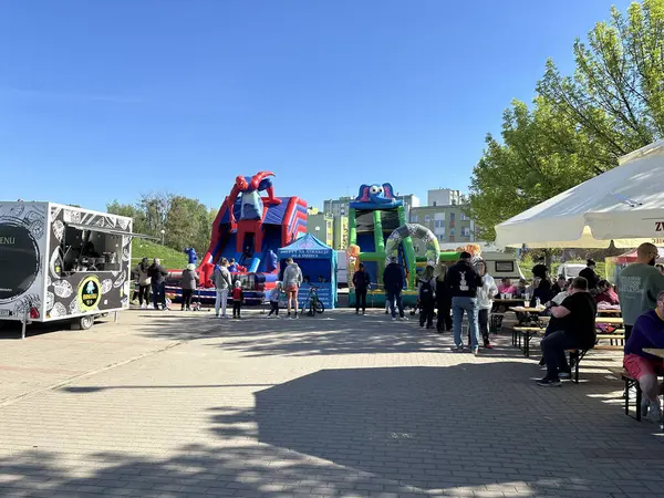 Varşova, Polonya - 04 Mayıs 2025: Açık hava festivalinde canlı şişme yapılar ve güneşli atmosferin keyfini çıkaran insanlar