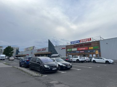 Varşova, Polonya - 22 Mayıs 2025: Birden fazla araçla alışveriş merkezindeki park alanı, Sports Direct ve Subway gibi perakende mağazalarını ön plana çıkarıyor