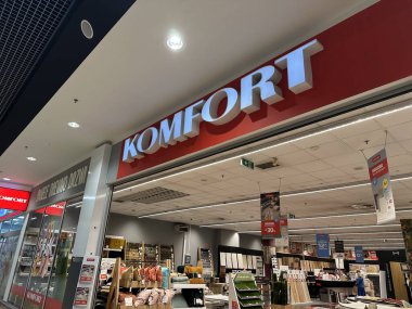Varşova, Polonya - 22 Mayıs 2025: KOMFORT mağaza önü çeşitli ev dekorasyonu ve mobilyalar sergileyerek müşteriler için davetkar bir alışveriş ortamı yarattı