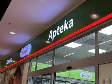 Varşova, Polonya - 22 Mayıs 2025: Apteka eczane girişinde bir perakende alışveriş merkezinde canlı tabela ve çağdaş tasarım unsurları yer almaktadır