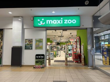 Varşova, Polonya - 22 Mayıs 2025: Maxi Hayvanat Bahçesi evcil hayvan dükkanının girişi, evcil hayvan malzemeleriyle dolu organize raflar, müşteriler için hoş geldin ortamı