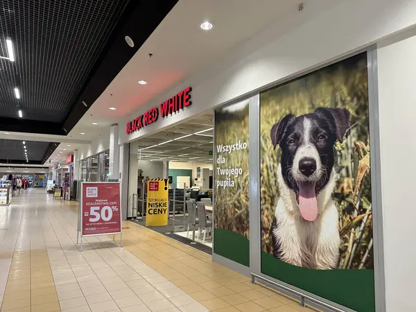 Varşova, Polonya - 22 Mayıs 2025: Siyah Kırmızı Beyaz mağaza girişinde bir köpek posteri ve tanıtım teklifleri sergilenerek, bir alışveriş ortamı yaratıldı