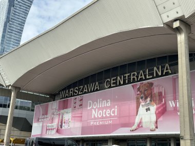 Varşova, Polonya - 22 Mayıs 2025: Ünlü Dolina Noteci reklamı ile Warszawa Centralna 'nın dış görünüşü, kentsel tasarım ve ticari unsurları vurguluyor