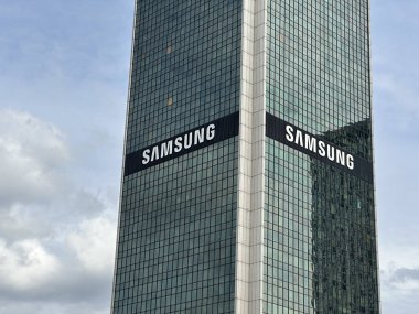 Varşova, Polonya - 22 Mayıs 2025: Samsung binası pırıl pırıl bir şehir ortamında çağdaş mimari tarzını ön plana çıkaran parlak cam dış ve kalın markalaşma özelliklerine sahiptir.
