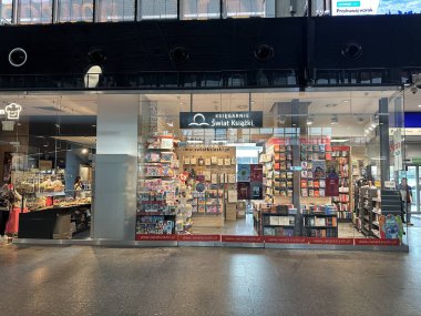 Varşova, Polonya - 22 Mayıs 2025: Renkli raflarla dolu bir kitapçının dış görünüşü, okuyucular için davetkar bir ortam yaratıyor