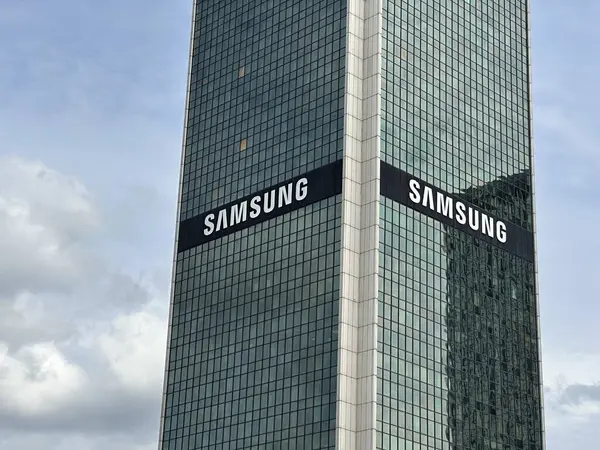 Varşova, Polonya - 22 Mayıs 2025: Samsung binası pırıl pırıl bir şehir ortamında çağdaş mimari tarzını ön plana çıkaran parlak cam dış ve kalın markalaşma özelliklerine sahiptir.
