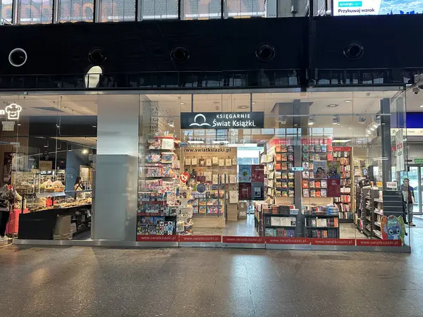 Varşova, Polonya - 22 Mayıs 2025: Renkli raflarla dolu bir kitapçının dış görünüşü, okuyucular için davetkar bir ortam yaratıyor