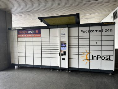 Varşova, Polonya - 22 Mayıs 2025: InPost paket dolabı sistemi çağdaş bir kentsel ortamda güvenli paket teslimatı için sayısız kompartıman içeriyor