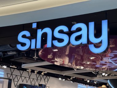 Varşova, Polonya - 22 Mayıs 2025: Sinsay mağaza tabelası, hareketli bir alışveriş merkezi içinde çağdaş perakende tasarımı vurguluyor