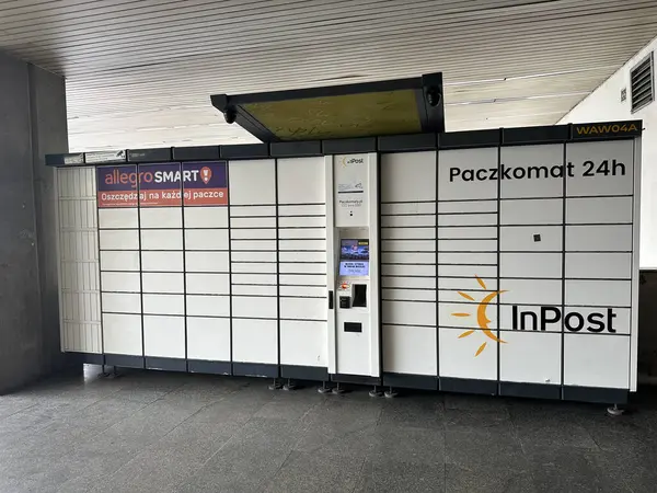 Varşova, Polonya - 22 Mayıs 2025: InPost paket dolabı sistemi çağdaş bir kentsel ortamda güvenli paket teslimatı için sayısız kompartıman içeriyor