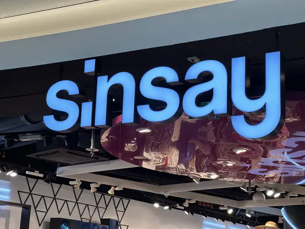 Varşova, Polonya - 22 Mayıs 2025: Sinsay mağaza tabelası, hareketli bir alışveriş merkezi içinde çağdaş perakende tasarımı vurguluyor