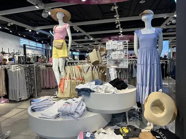 Varşova, Polonya - 22 Mayıs 2025: Mankenler, geniş bir kopya alanına sahip canlı bir perakende satış ortamında moda yaz kıyafetleri ve aksesuarlarını sergilediler