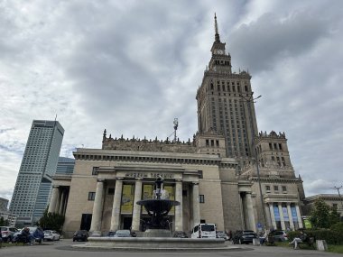 Varşova, Polonya - 22 Mayıs 2025: Varşova, Polonya 'da Kültür ve Bilim Sarayı, çarpıcı bir gökyüzü altında etkileyici mimari ve tarihi unsurlar barındırır.
