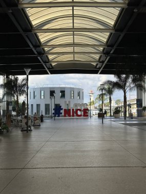 Büyük camlı pencereleri ve üzerinde 