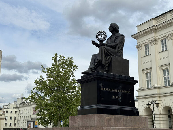 Варшава, Польша - 22 мая 2025 года: Памятник Копернику в Варшаве, Польша, с деревьями и архитектурой, символизирующий его вклад в астрономию и науку