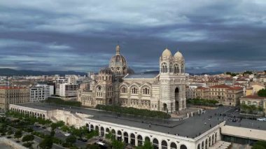Fransa, Marsilya 'nın havadan görünüşü. Büyüleyici Cathdrale La Major. Seyahat videoları, turizm tanıtımları, Avrupa şehir sunumları, sosyal medya, lojistik ve nakliye içeriği, haber raporları