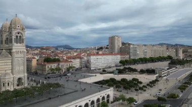 Marsilya, Fransa 'nın havadan görünüşü etkileyici Cathdrale La Major' ı gösteriyor. Şehir modern ve tarihi mimariye sahiptir. Seyahat videoları, turizm, belgeseller için arka plan plakaları