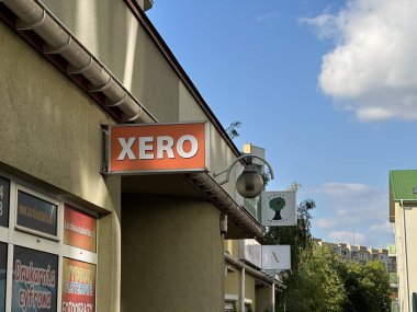 Varşova, Polonya - 22 Mayıs 2025: Dış bina XERO tabelası, açık mavi gökyüzü ve yukarıdaki yumuşak bulutlarla kentsel çevreyi vurguluyor