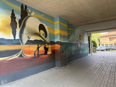 Varşova, Polonya - 22 Mayıs 2025: Gerçeküstü duvar resmi canlı renkler ve soyut şekiller içeriyor, kopya uzay ile kentsel ortamda sanatsal bir atmosfer yaratıyor