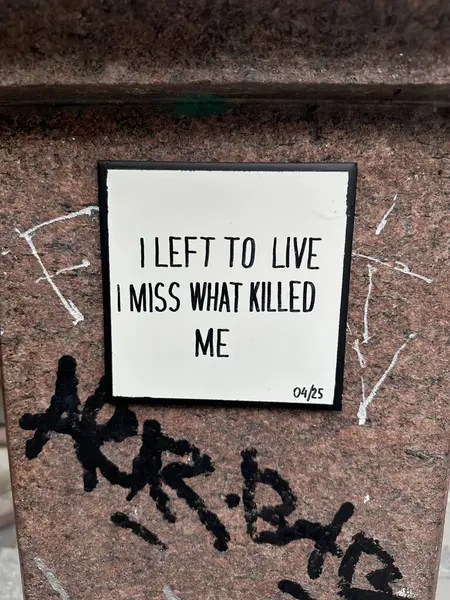 Varşova, Polonya - 22 Mayıs 2025: Şehir sanatı, duvar yazıları içeren sert taş bir duvara yapıştırılmış yaşam ve kayıpla ilgili derin duygular taşıyor