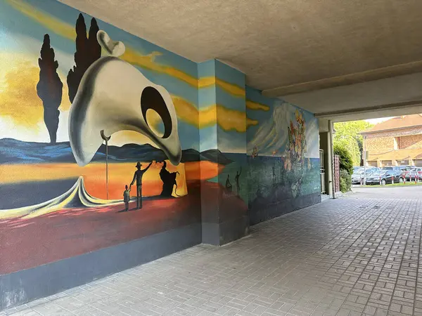 Varşova, Polonya - 22 Mayıs 2025: Gerçeküstü duvar resmi canlı renkler ve soyut şekiller içeriyor, kopya uzay ile kentsel ortamda sanatsal bir atmosfer yaratıyor