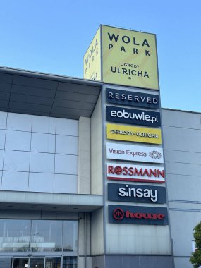 Varşova, Polonya - 22 Mayıs 2025: Wola Park alışveriş merkezi Rezervasyon ve Rossmann dahil olmak üzere önemli bir marka tabelalarına sahiptir.