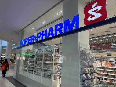 Varşova, Polonya - 22 Mayıs 2025: Süper-Pharm eczane girişi canlı tabelalar ve düzenli sağlık ürünleri sergiliyor, davetkar bir alışveriş atmosferi yaratıyor