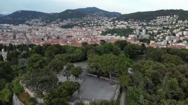 Şehir yeşil tepelerle çevrili Castle Hill 'deki ünlü şelalenin insansız hava aracı görüntüsü. Manzarada konut binaları, ağaçlar, dağlar, kentsel yaşam ve doğa yer alıyor. Sinematik seyahat montajları