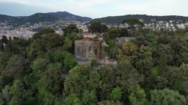 Cascade du Chateau şelalesinin, park ağaçlarının ve panoramik şehir manzarasının drone görüntüleri. Seyahat videoları, turizm promosyonları, kültürel belgeseller, Fransız Rivierası hakkındaki editoryal içerik, tatil blogları