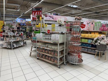 Varşova, Polonya - 22 Mayıs 2025: Vitrinlerde vitrin, mum ve dekoratif aksesuarlar sergilenen canlı ev dekorasyonu