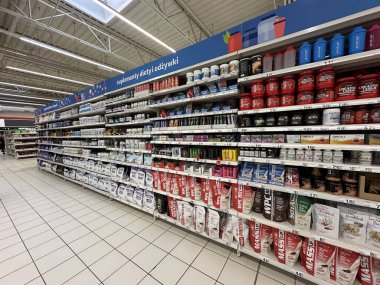 Varşova, Polonya - 22 Mayıs 2025: Koridorda tüketiciler için çeşitli besin takviyeleri ve protein tozları, renklendirme ve beslenme seçenekleri sunuluyor