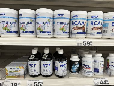 Varşova, Polonya - 22 Mayıs 2025: Sağlık ve zindelik için Citrulline, BCAA ve MCT yağı gibi ek ürünler sergilenerek raflarda sergileniyor
