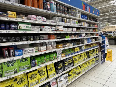Varşova, Polonya - 22 Mayıs 2025: Koridorda tüketiciler için sağlık ve uygunluk seçeneklerini vurgulayan sayısız besin takviyesi ve protein tozu sergilenmektedir