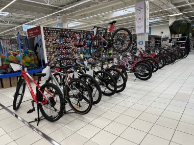 Varşova, Polonya - 22 Mayıs 2025: Canlı renklere ve aksesuarlara sahip, aktif bir yaşam tarzı ve bisiklet kültürünü destekleyen bir mağazadaki bisiklet dizisi